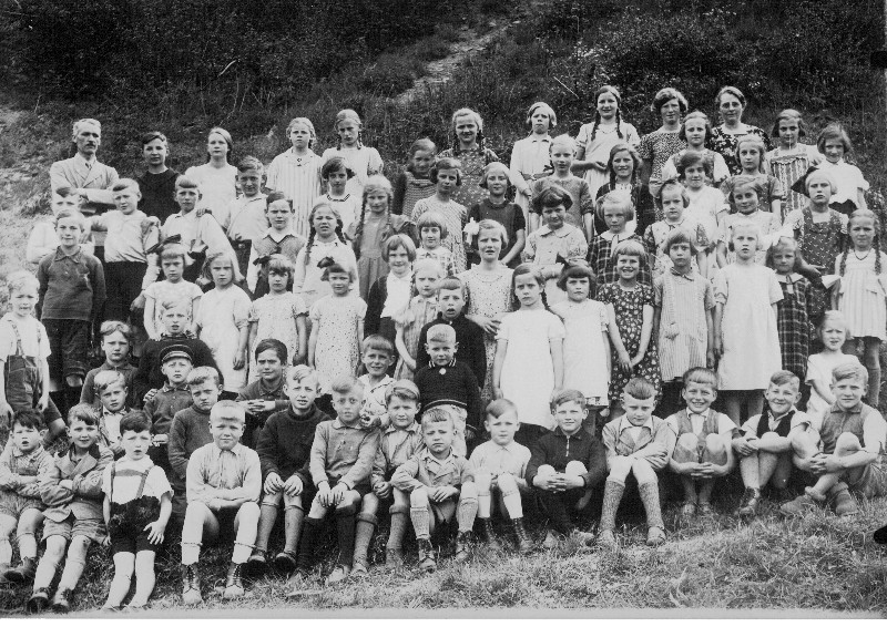 b Schulklasse mit Lehrerin Alsen und Lehrer Schoenberger 1940