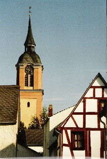 Kirche m. a. Fachwerkhaus